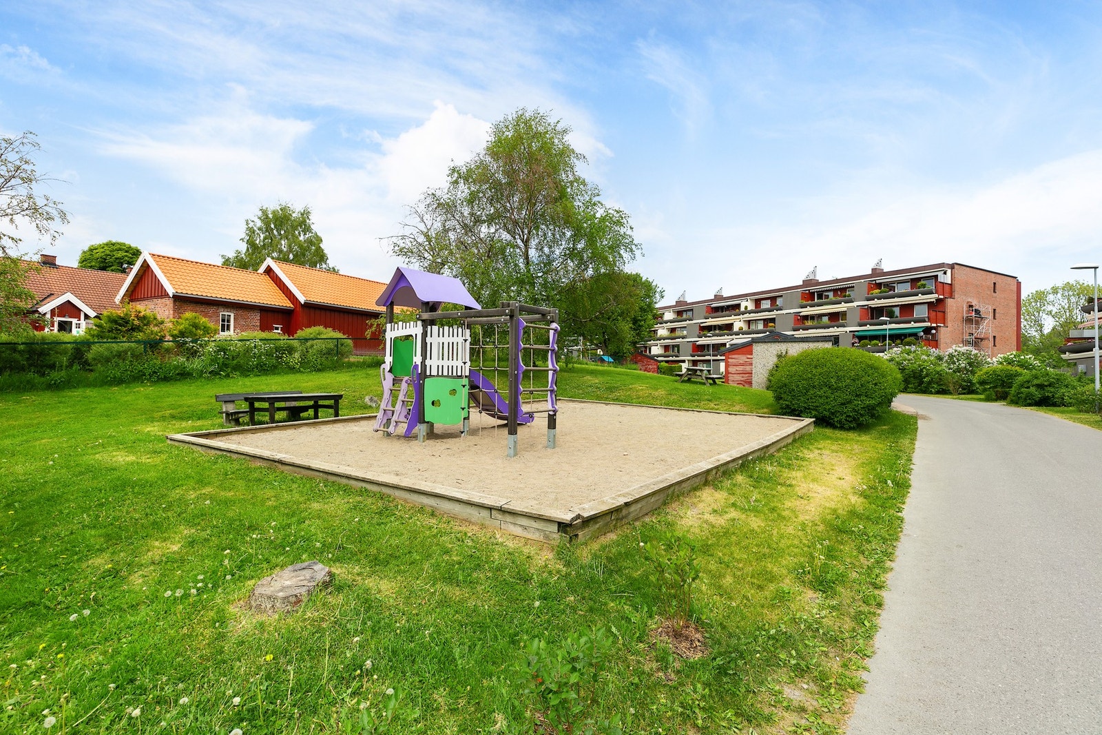 På området er det opparbeidet fine uteområder med plener, busker og lekeplasser. Galleribilde