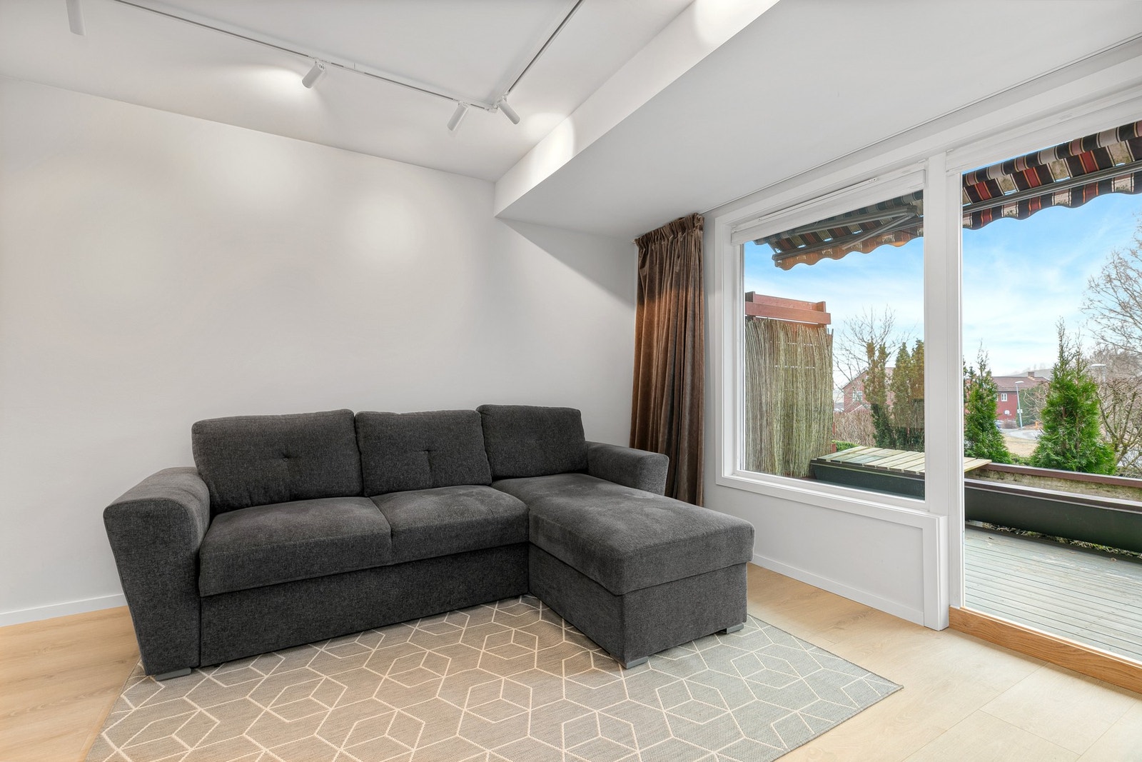 Stuen har fin plass til salong og TV Galleribilde