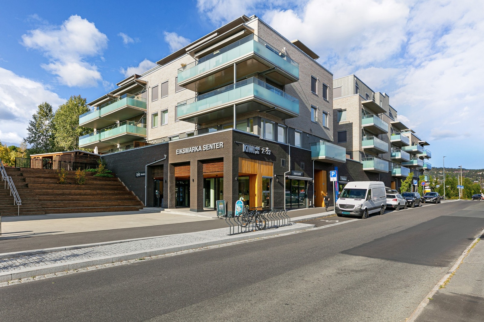 Nye eiksmarka senter med diverse forretninger Galleribilde