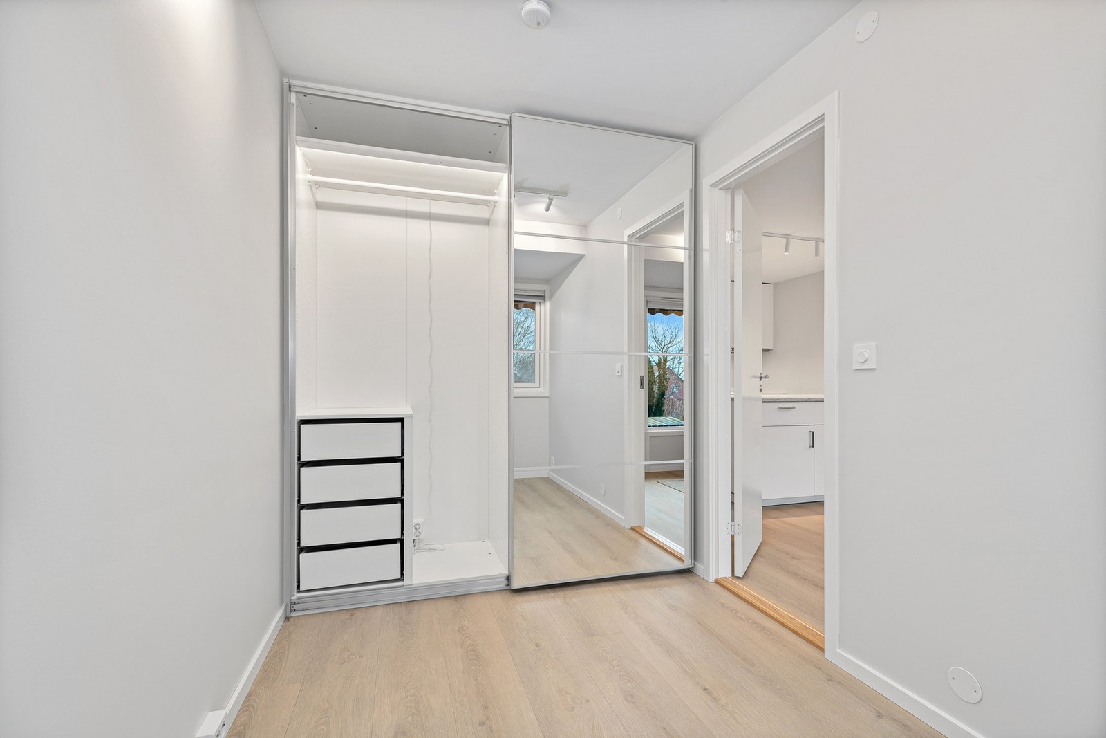 soverom med skyvedørsgarderobe Galleribilde