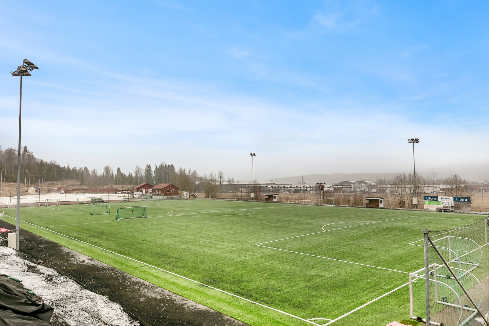 Bilde fra Fossum idrettspark som ligger i nærområdet. Her er deg ballbaner og flotte turløyper med bla. lysløype. Et ypperlig utgangspunkt både sommer og vinter. Galleribilde