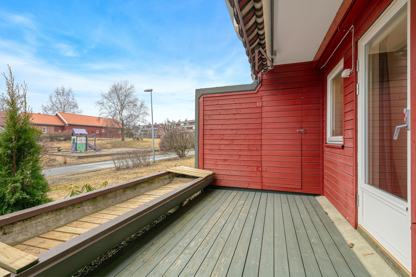 Stor solrik terrasse med bod Galleribilde