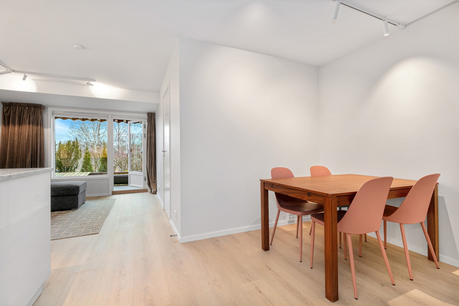 Bilde gjennom leiligheten med spiseplass Galleribilde
