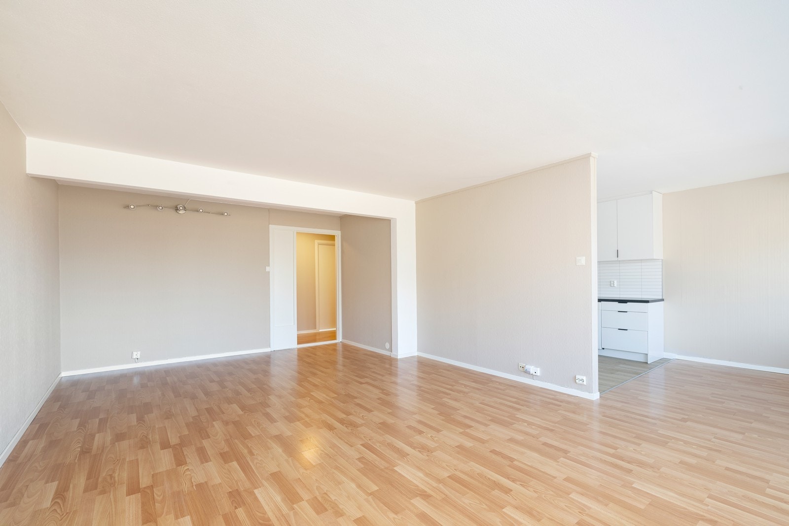 Stue med god plass til sofagruppe og spisebord Galleribilde