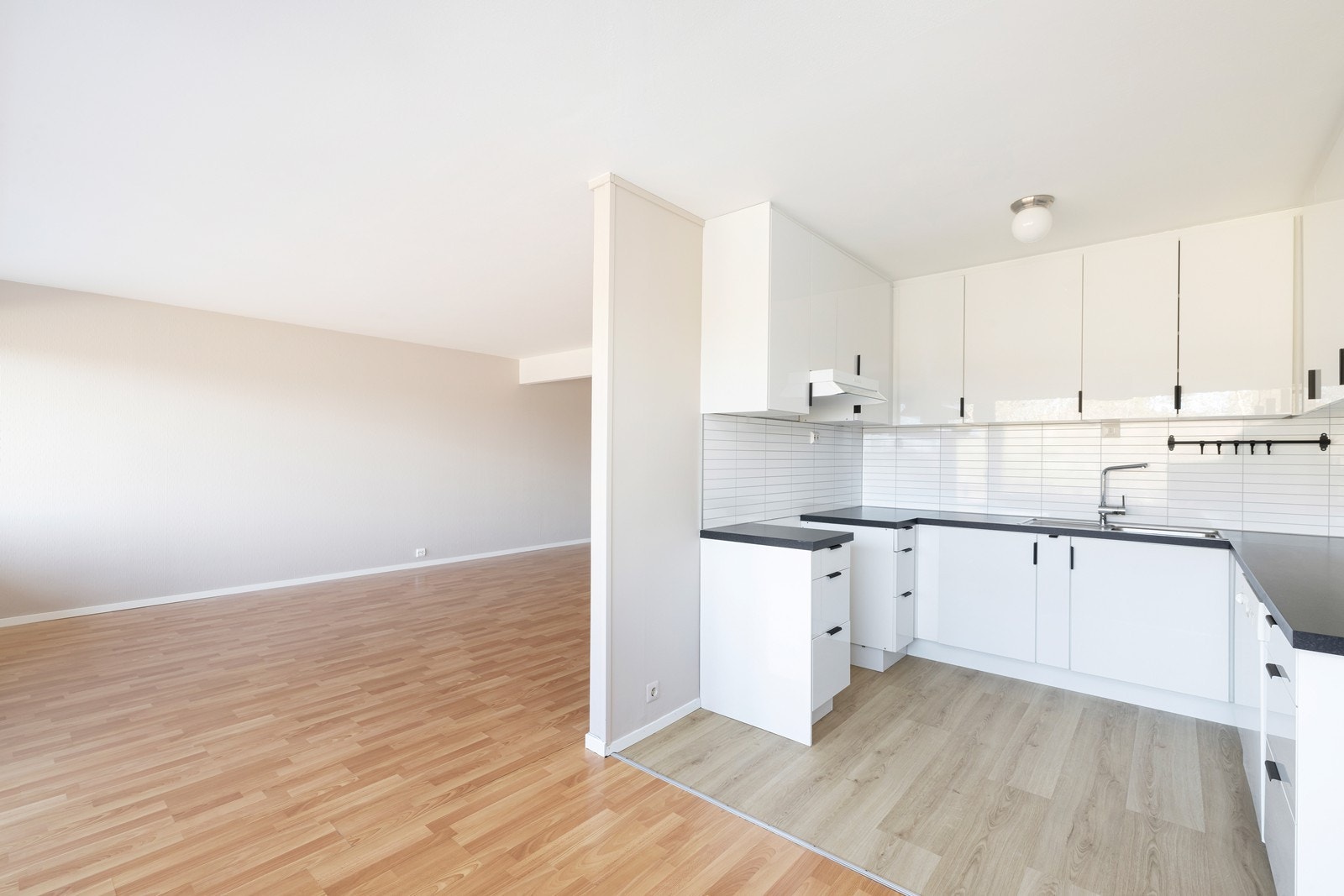 Delvis åpen stue/kjøkken Galleribilde