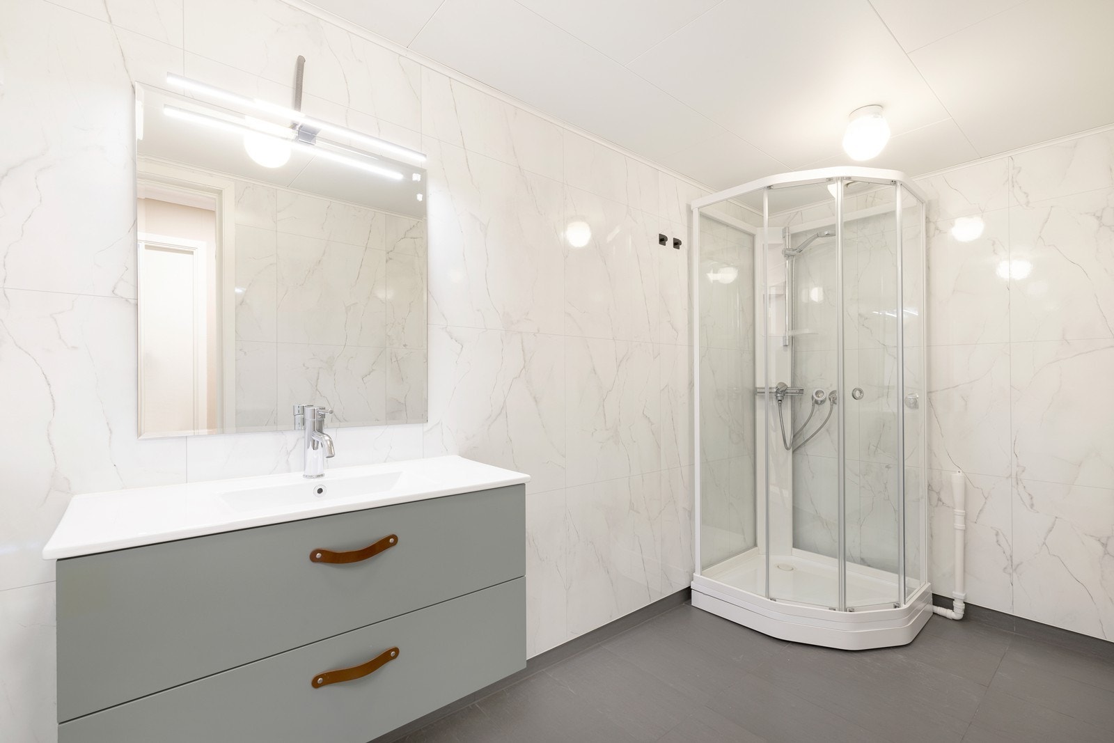 Bad med dusjkabinett, servant med underskuffer og opplegg for vaskemaskin Galleribilde