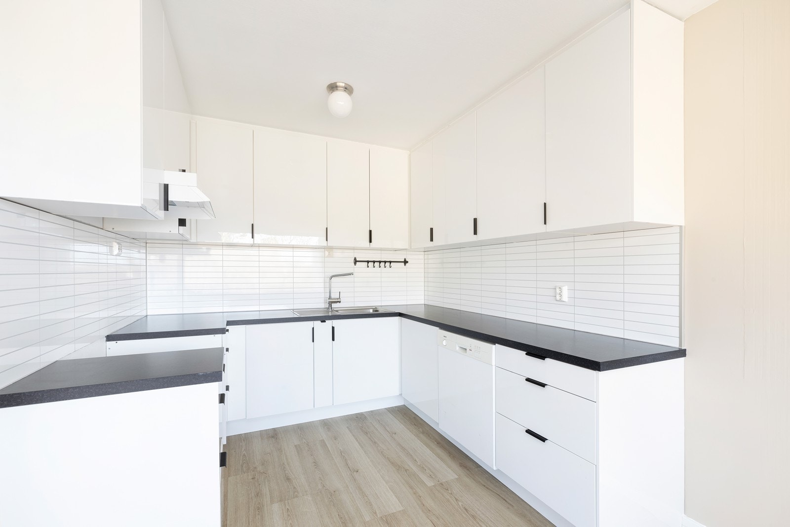 Kjøkken med mye skap- og benkeplass Galleribilde