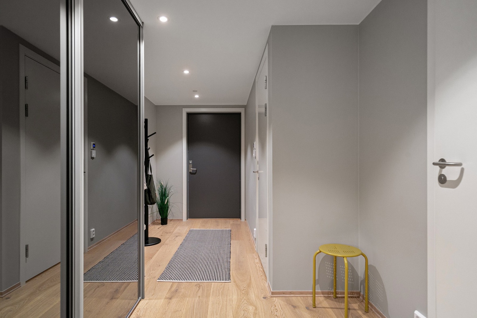 Gangen har god plass til oppbevaring i skyvedørsgarderobe. Galleribilde