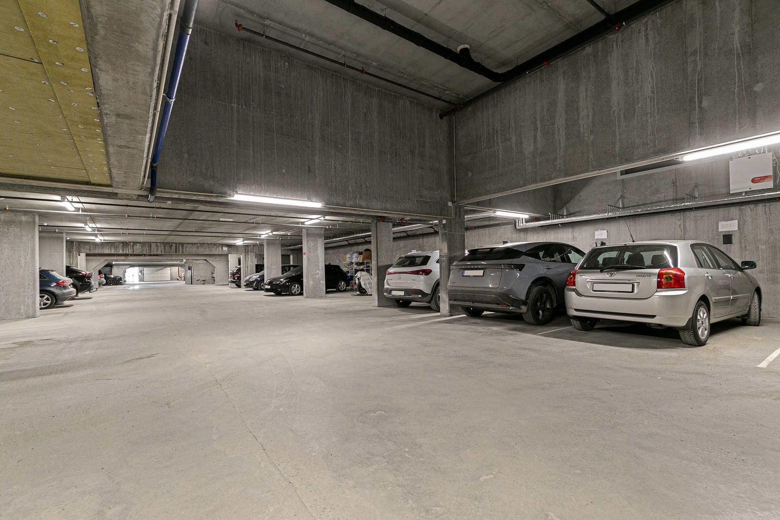 Med leiligheten følger parkeringsplass, klargjort for montering av elbillader Galleribilde