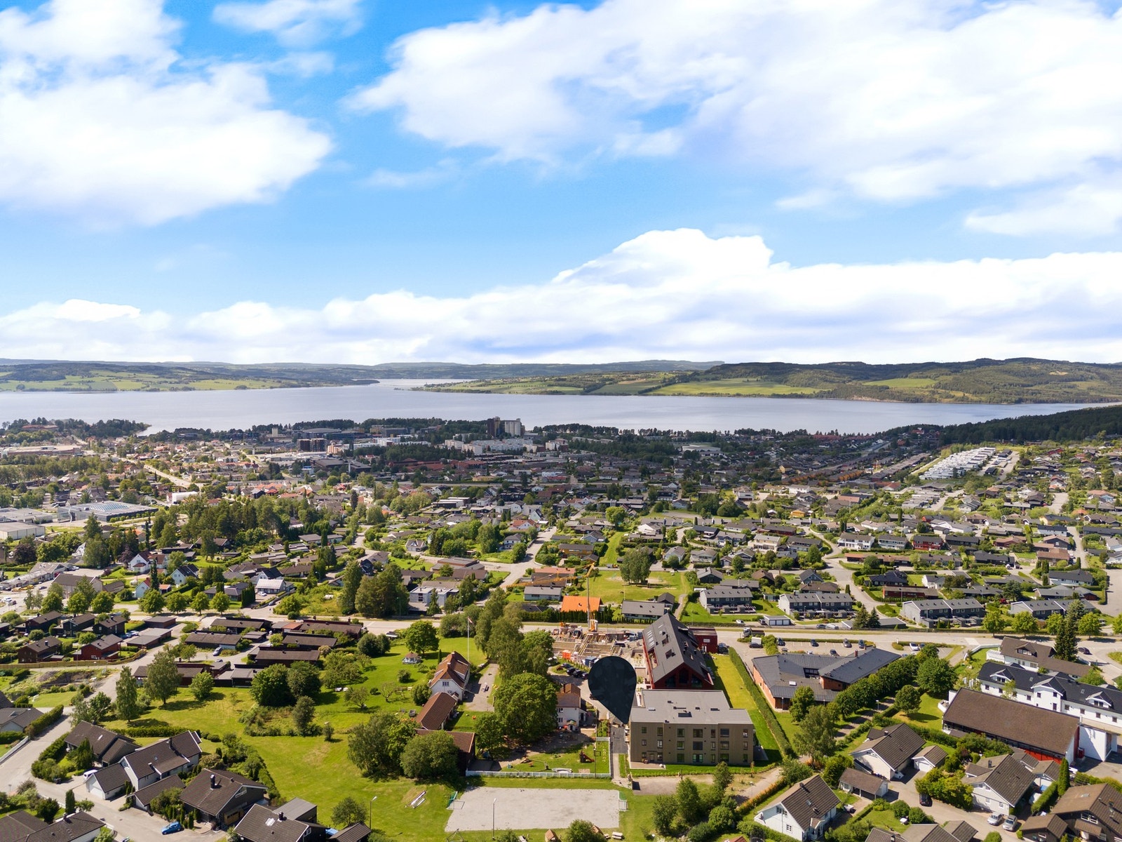 Leiligheten ligger fint til i Hamar med kort vei til sentrum og ikke minst de fine turstiene i furuberget og langs Mjøsa Galleribilde