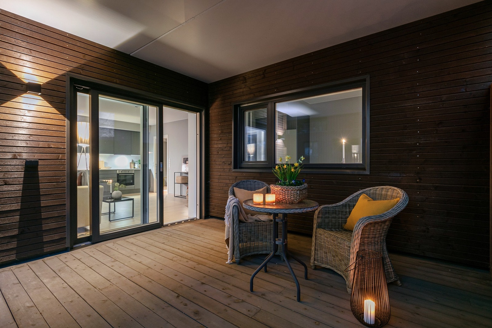 Stor og solrik terrasse med god plass til møblering. Galleribilde