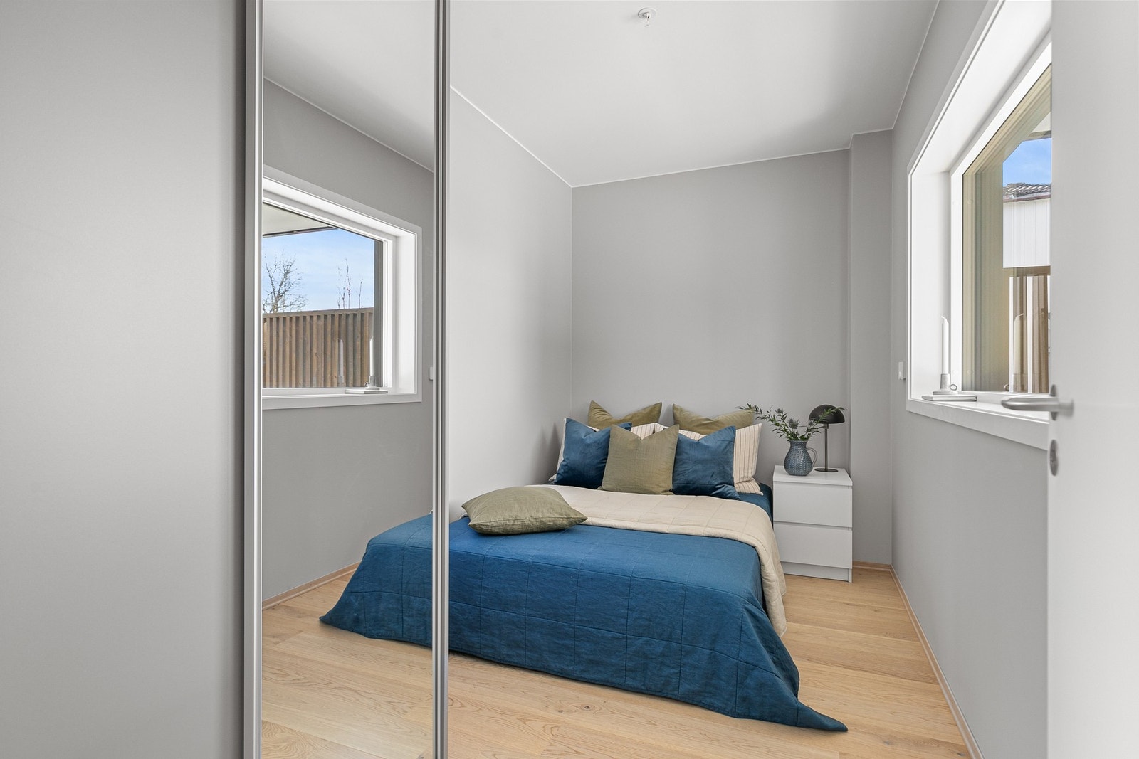 Romslig soverom med skyvedørsgarderobe og plass til dobbeltseng Galleribilde