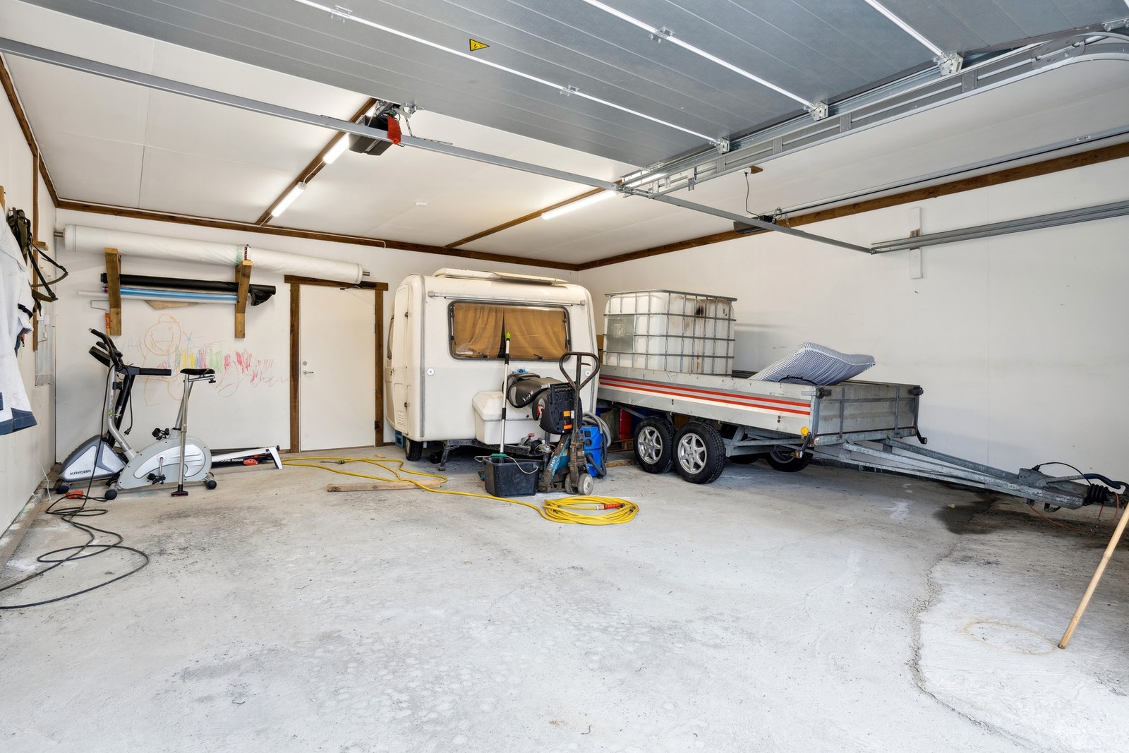 Garasje med elektriske porter Galleribilde