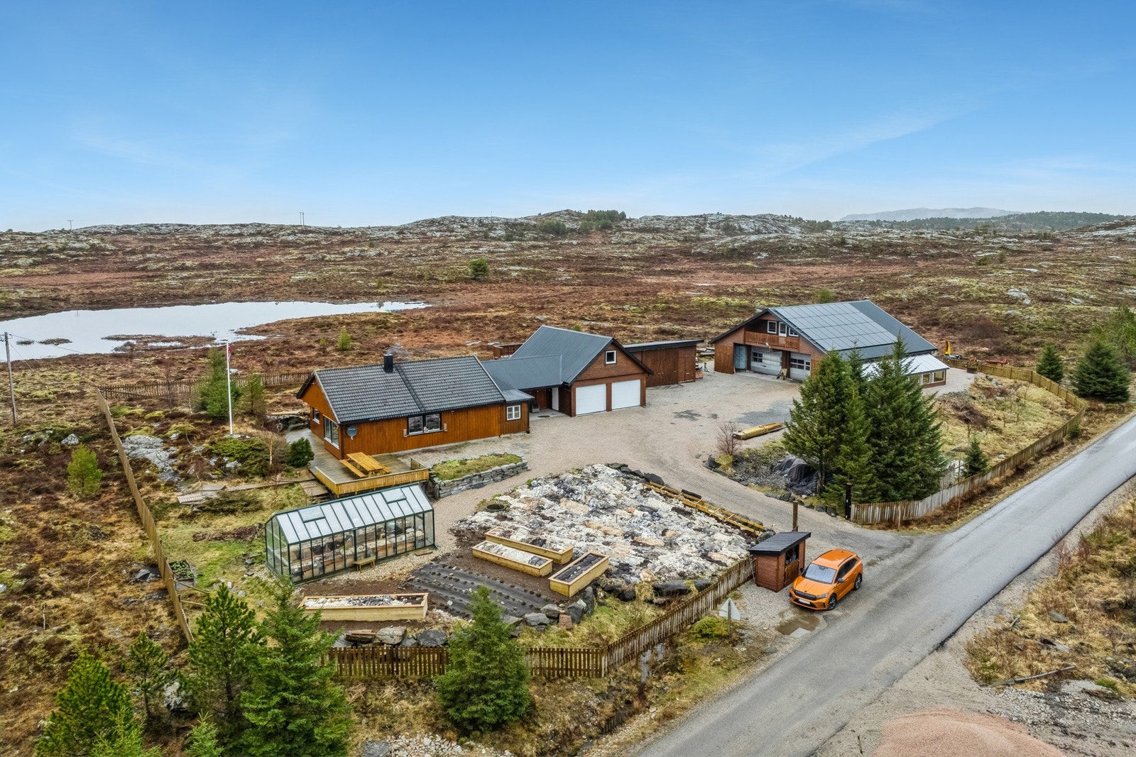 På Helgebustadøya kan man nyte stille og rolige omgivelser - og en usjenert beliggenhet Galleribilde