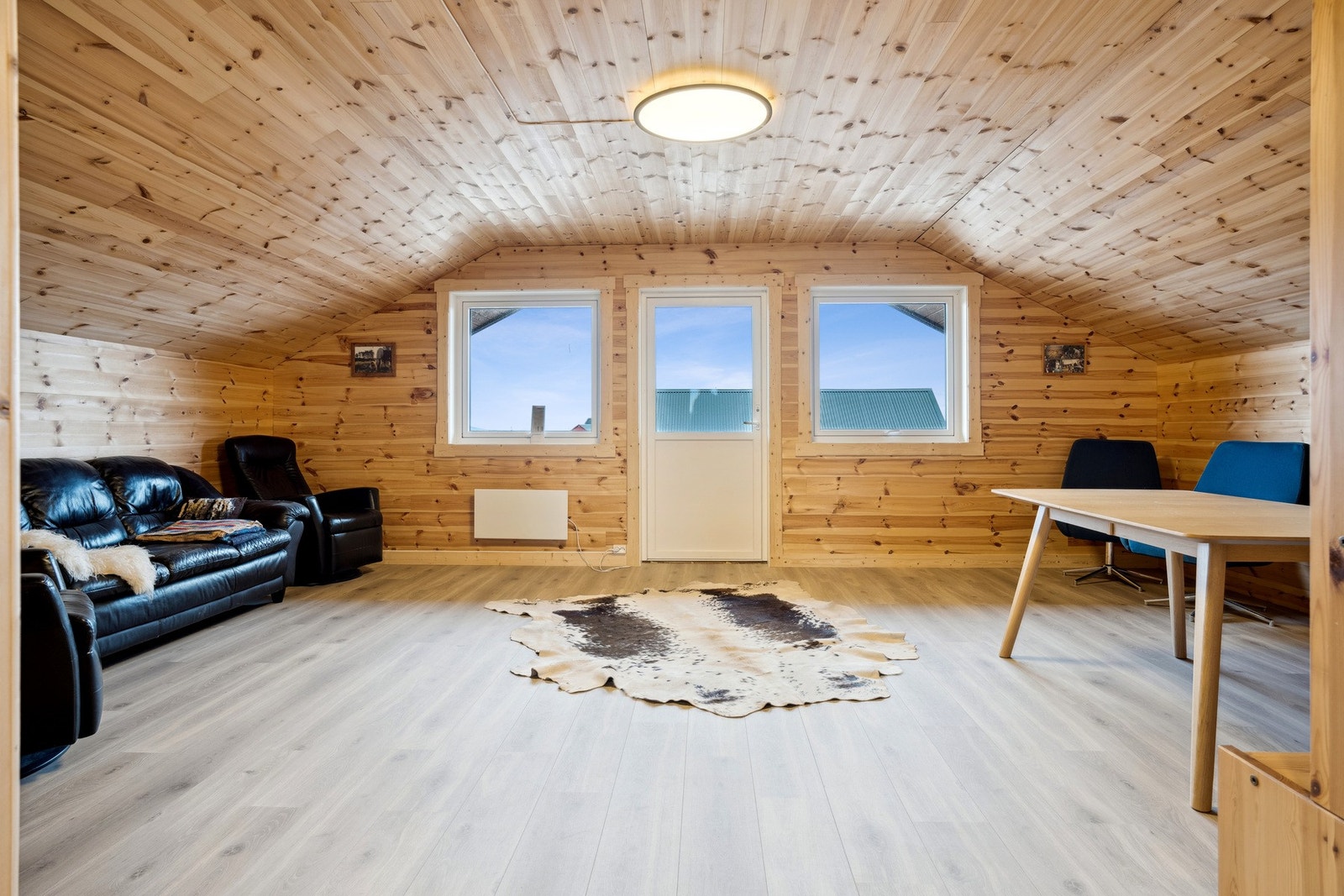 Oppholdsrom - Rommet kan for eksempel benyttes som selskapslokale eller som en samlingsplass for slekt og venner Galleribilde