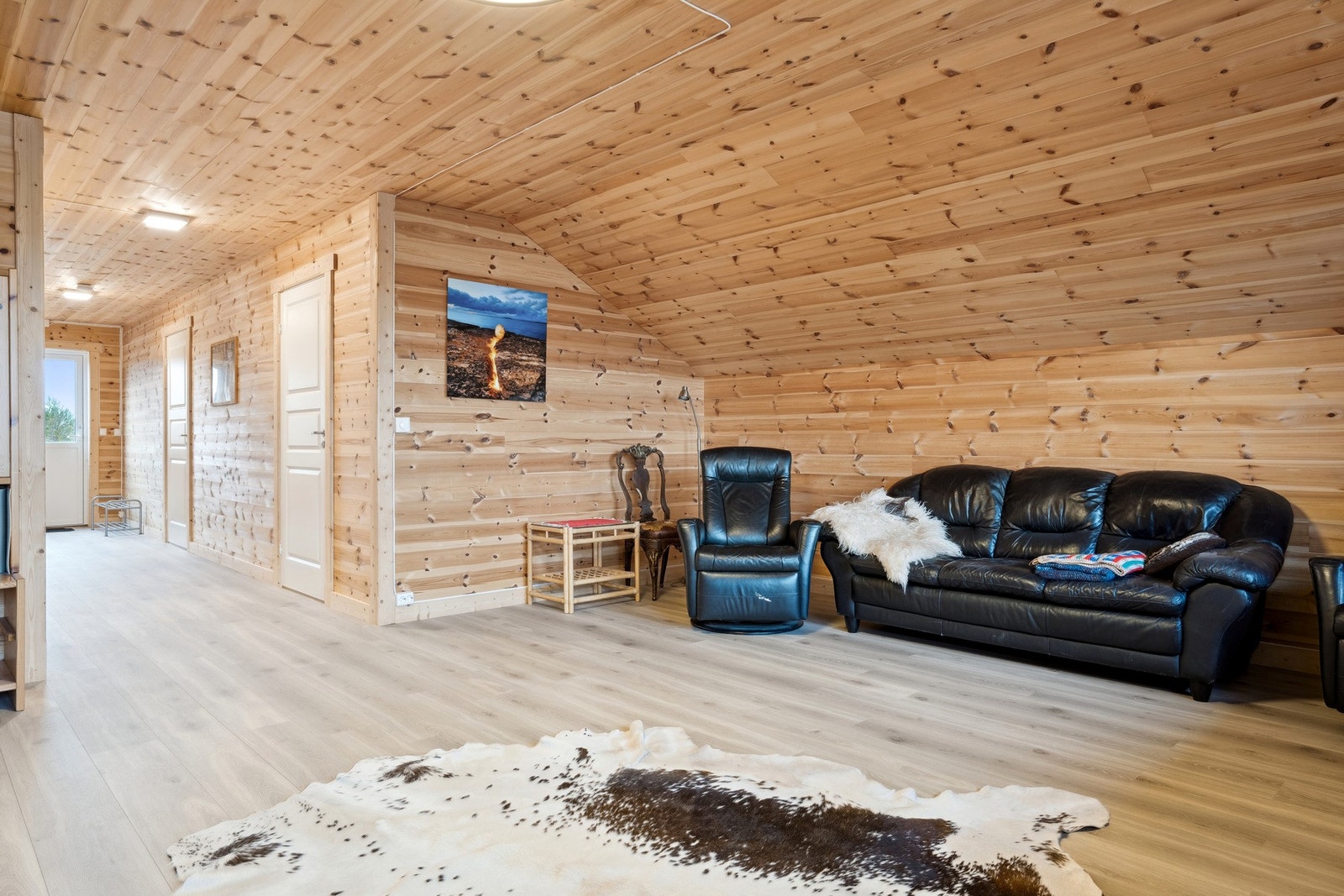 Overetasjen i garasje/verksted består av romslig oppholdsrom, 2 soverom og rom klargjort til bad Galleribilde