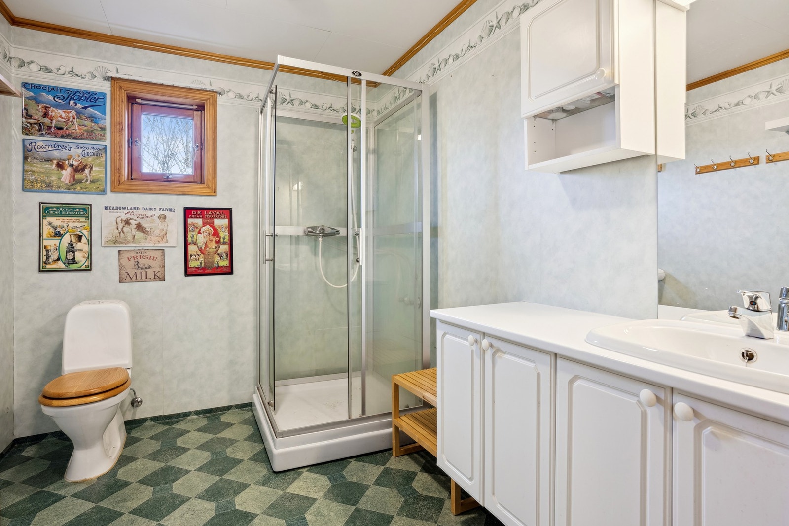 Badet er utstyrt med baderomsinnredning, dusjkabinett, toalett og opplegg for vaskemaskin Galleribilde