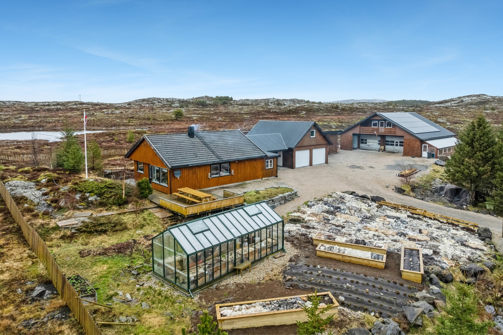 En fantastisk eiendom med mye potensiale! Eiendommen består av enebolig med tilbygg, to garasjer og verksted. Galleribilde