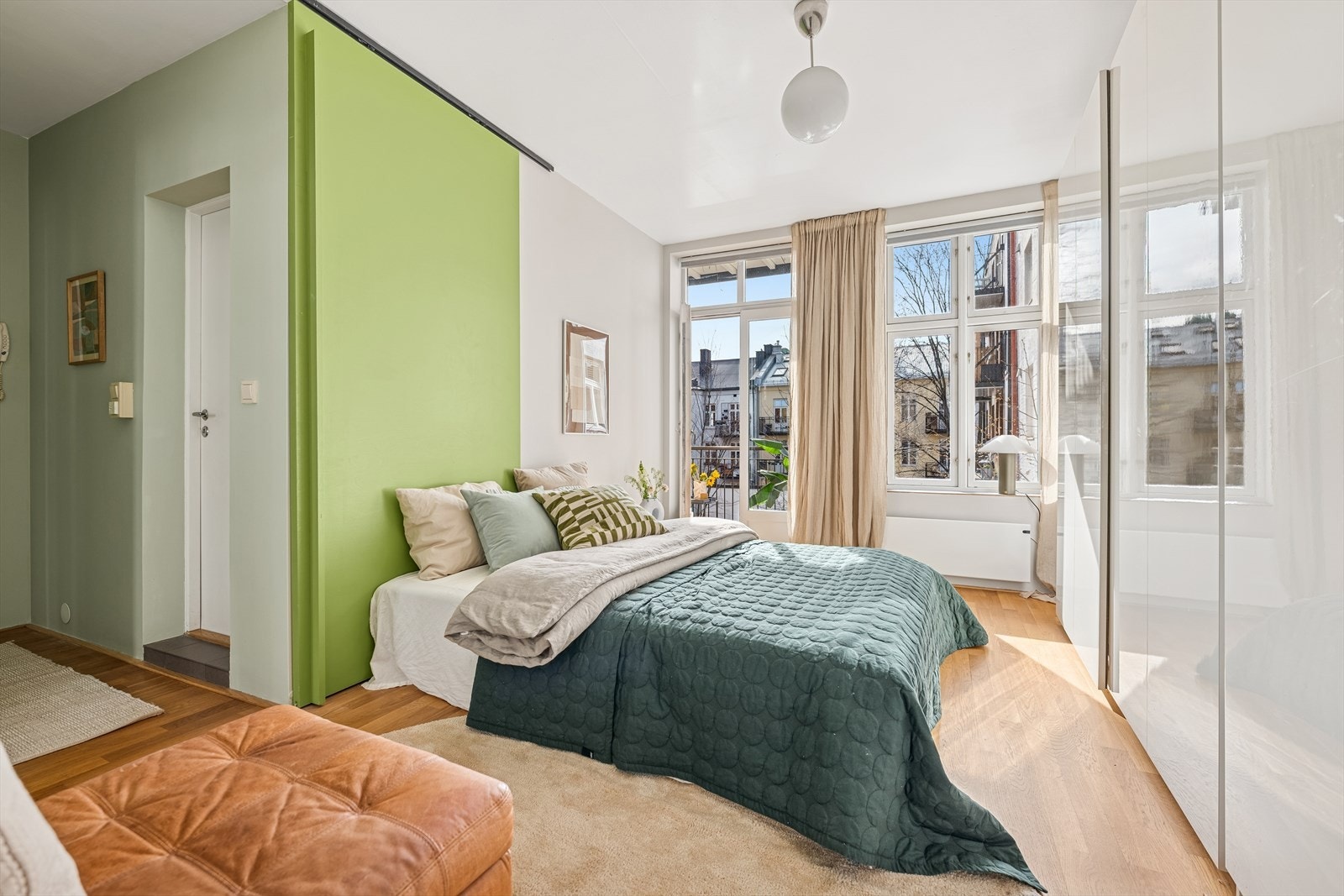 Soverommet vender ut mot rolig bakgård Galleribilde