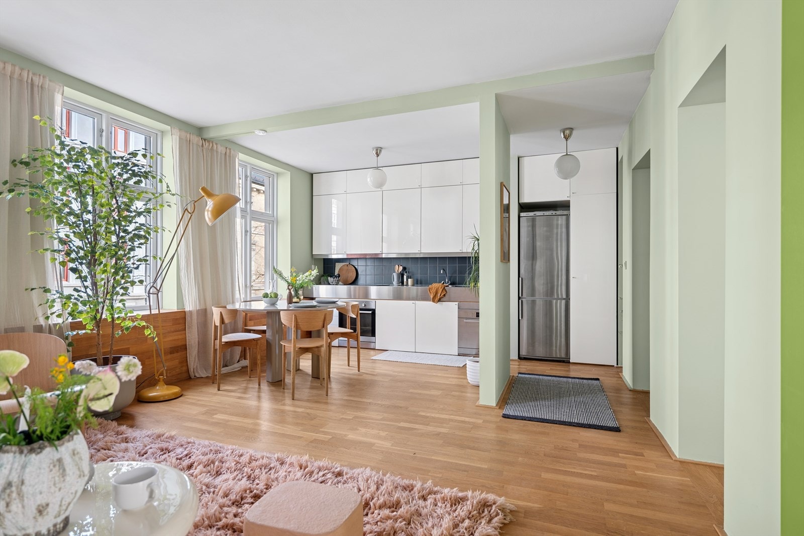 Den åpne stue- og kjøkkenløsningen blir boligens naturlige samlingspunkt Galleribilde