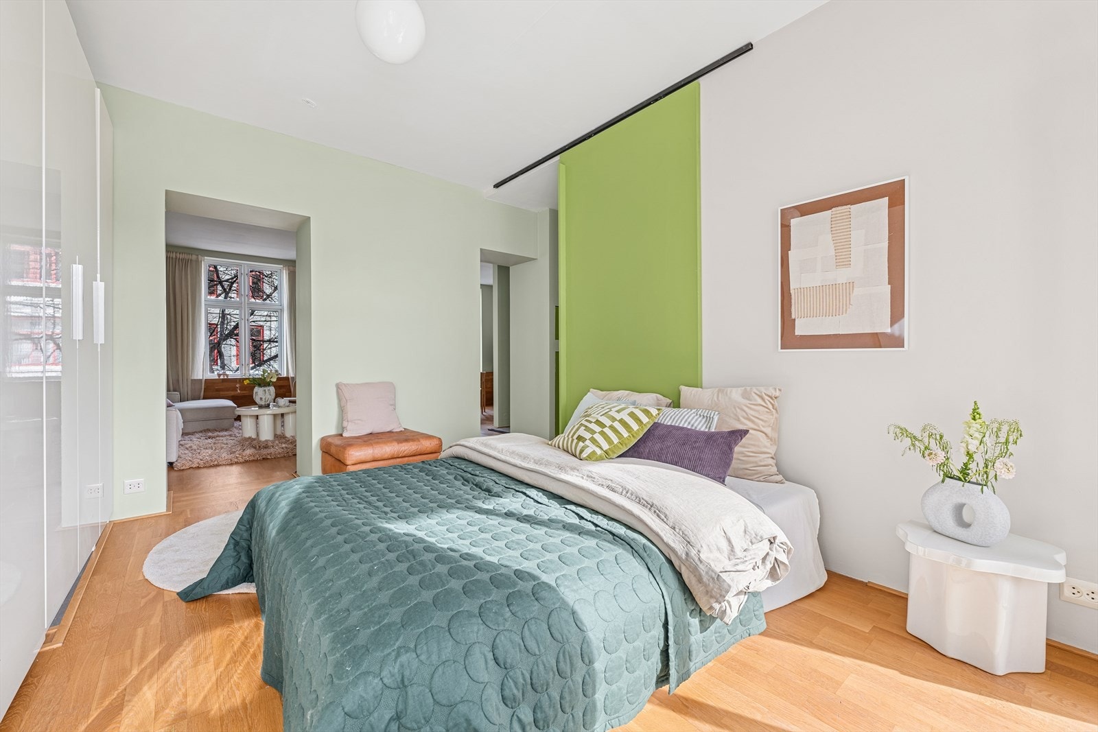 Stort og luftig soverom med plass til dobbeltseng, nattbord og garderobeskap Galleribilde