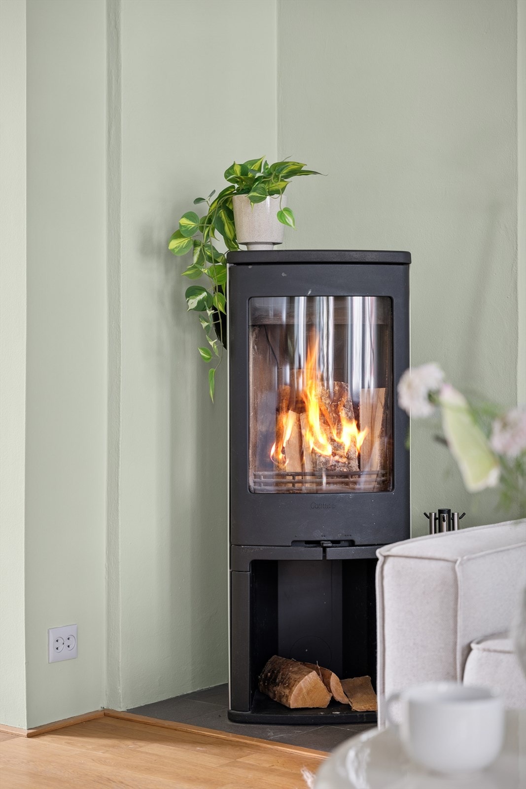 Deilig peis som varmer godt på kjølige kvelder og skaper lun atmosfære i boligen på mørke dager Galleribilde