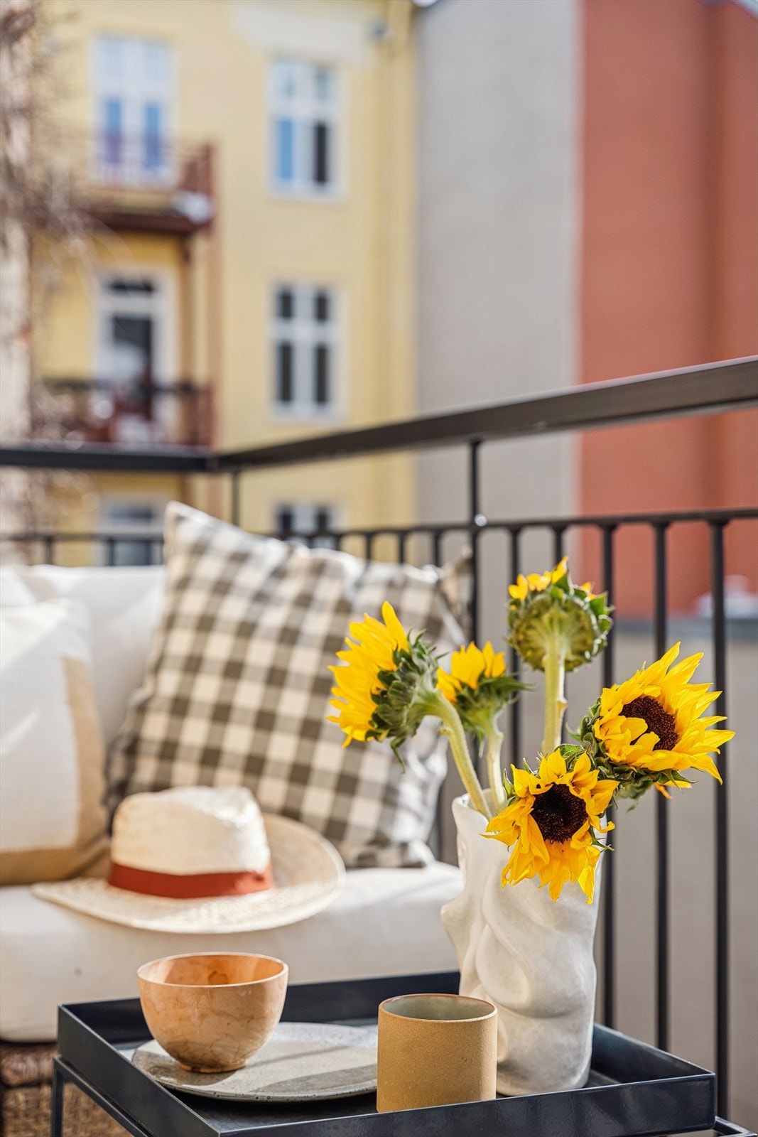 Balkongen vender ut mot en hyggelig og rolig bakgård Galleribilde
