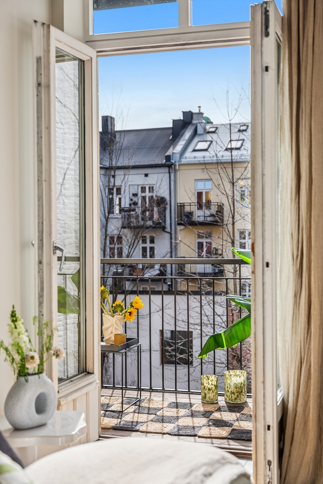 Fra soverommet har man utgang til en herlig balkong Galleribilde