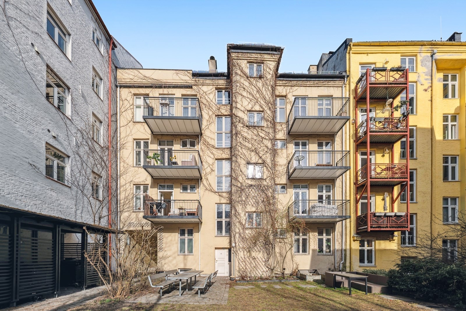 Pent opparbeidet bakgård Galleribilde