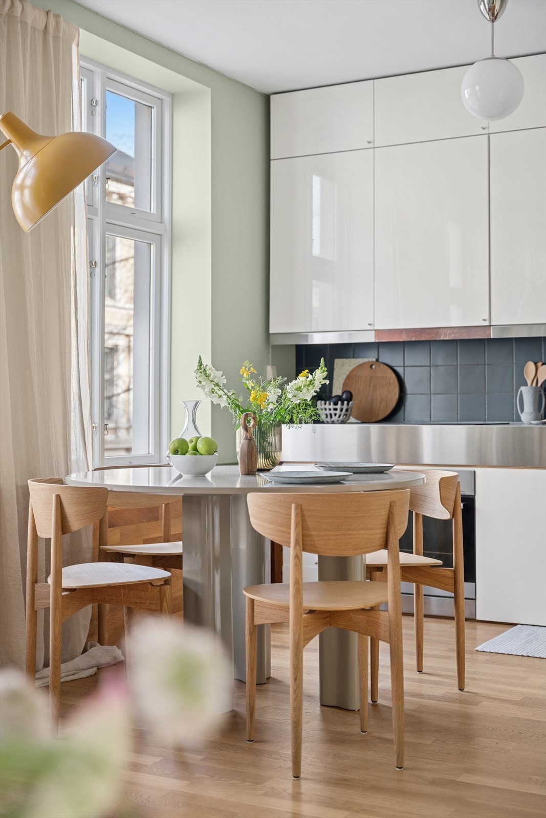 Plass til hyggelig spisegruppe som innbyr til sosiale sammenkomster med familie og venner Galleribilde