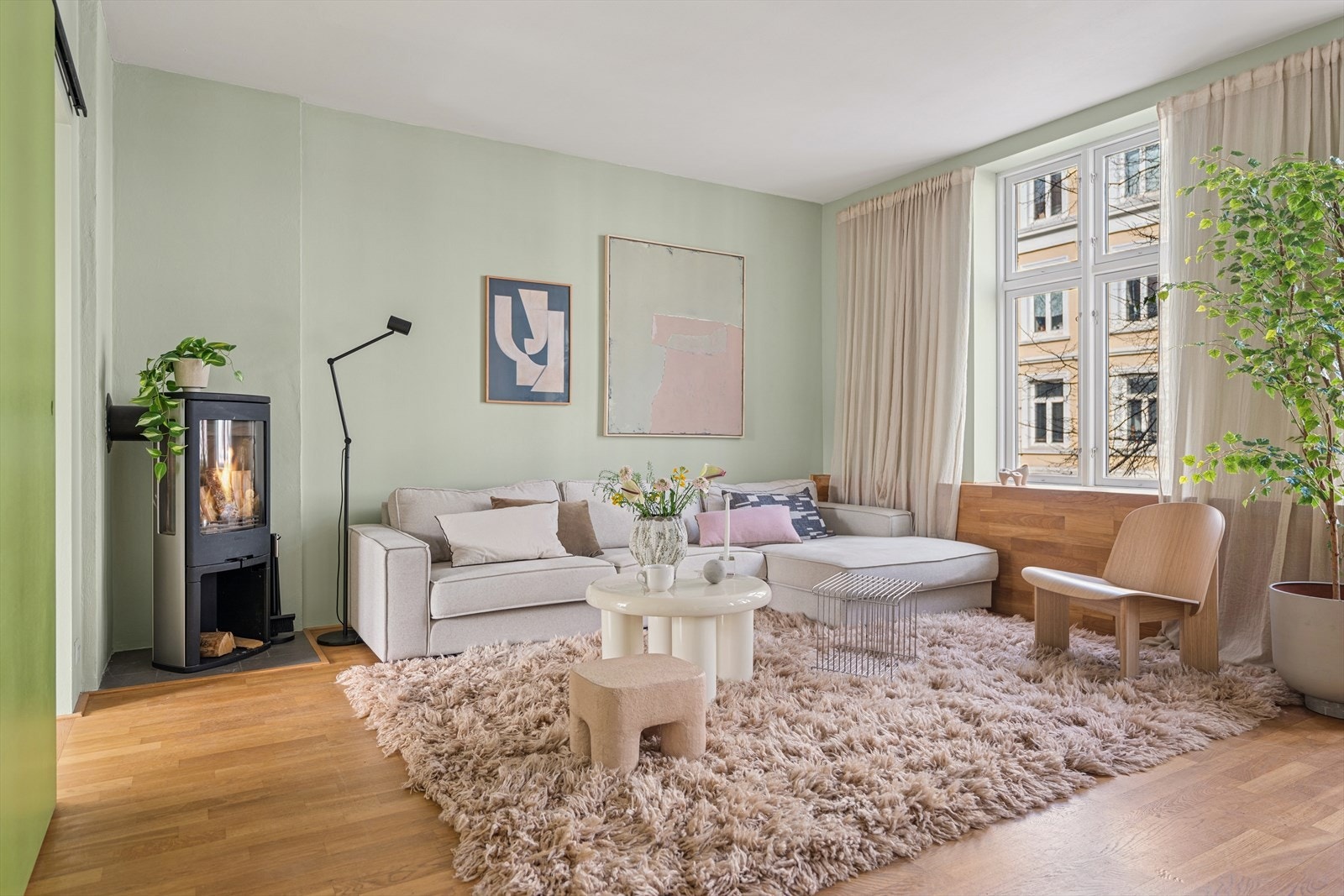 Stuen er av god størrelse med plass til en stor sofagruppe Galleribilde