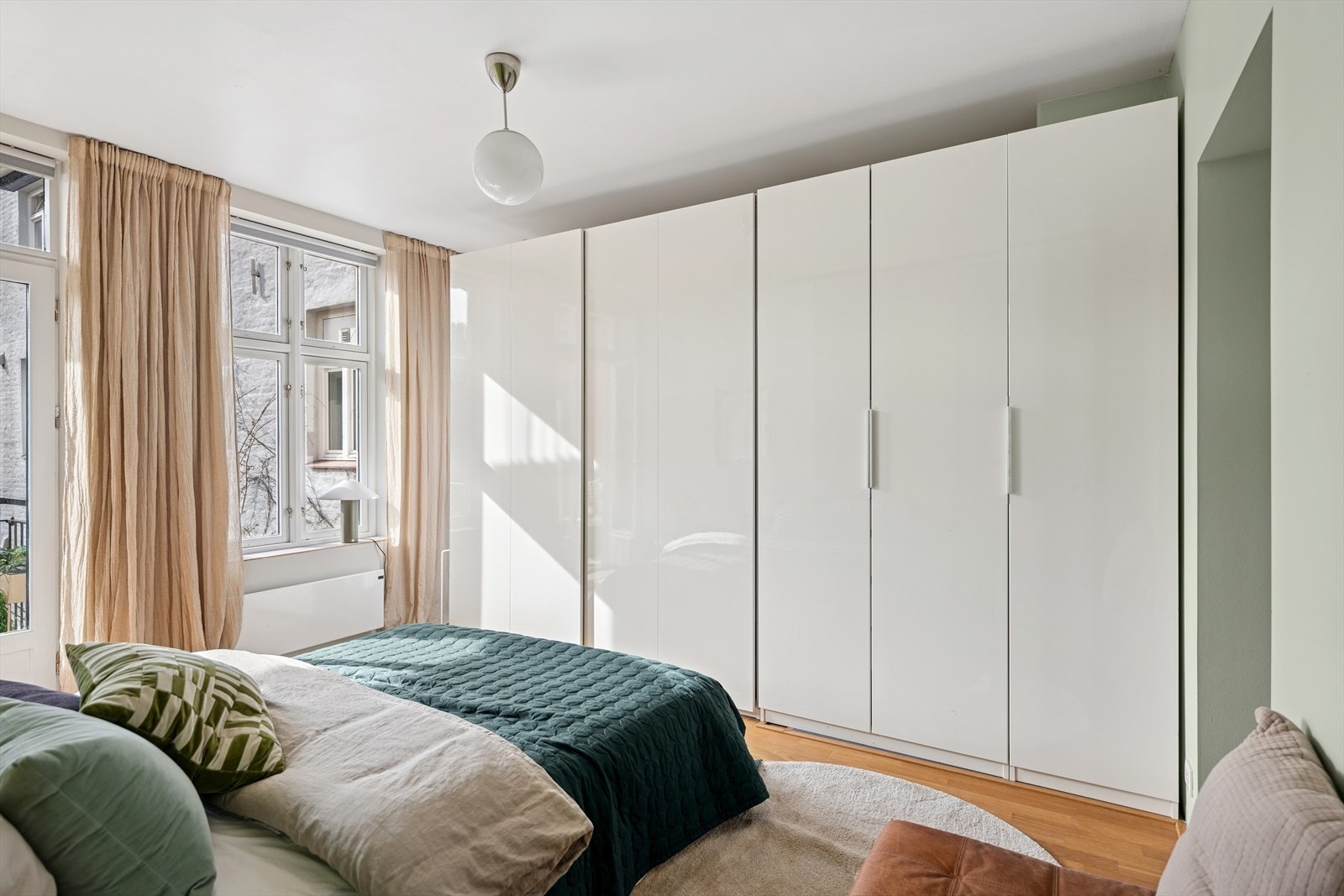 Rikelig med lagringsplass i stort garderobeskap Galleribilde