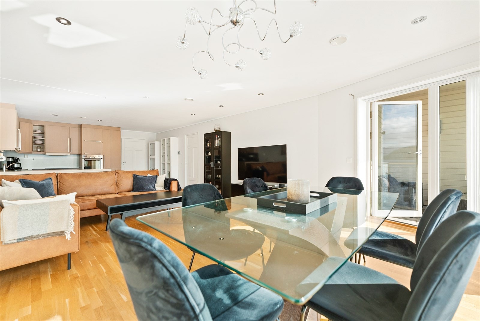 Stue mot kjøkken. Utgang til veranda mot høgre Galleribilde