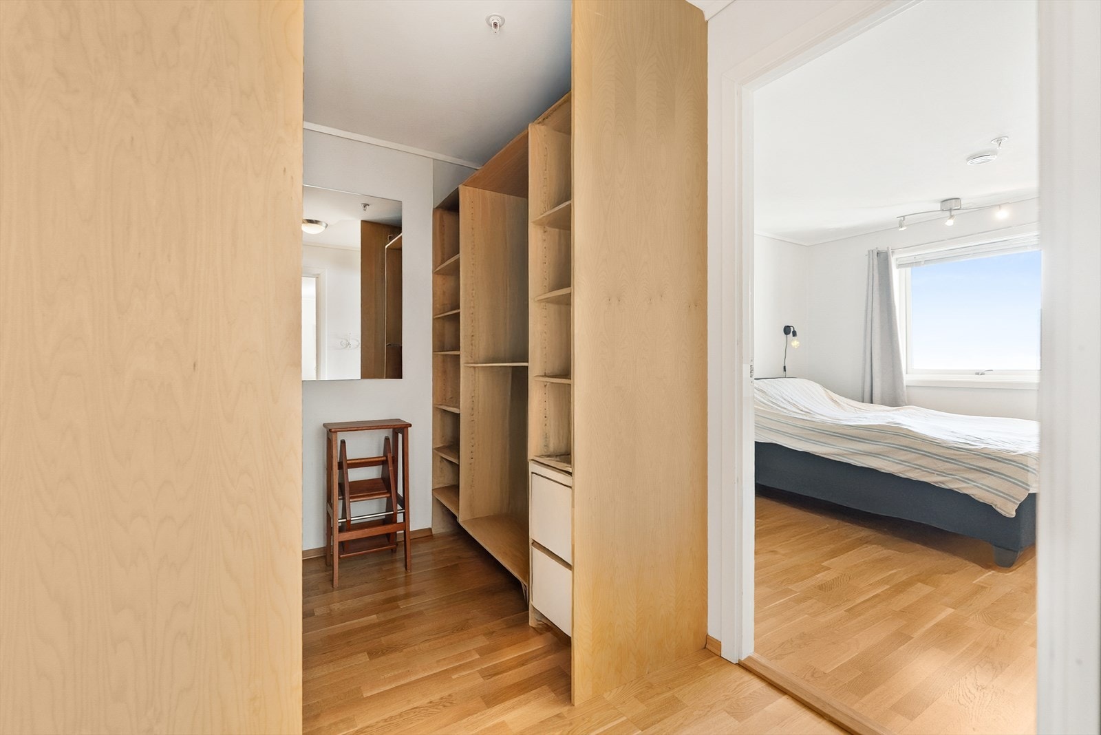 Garderboberom mot soverom Galleribilde