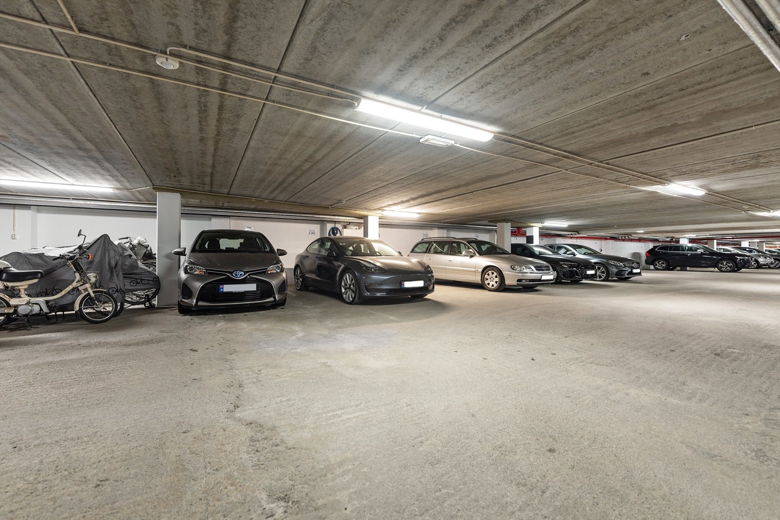 Parkeringsplass for bil følger med i felles garasjeanlegg Galleribilde