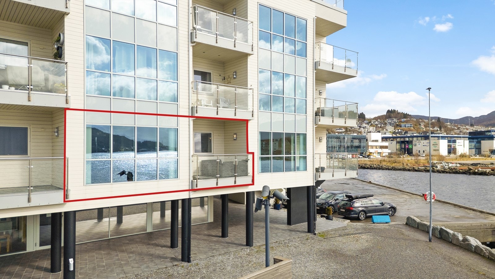 Leiligheita ligg i byggets 2.etg. Markert med rød ramme Galleribilde