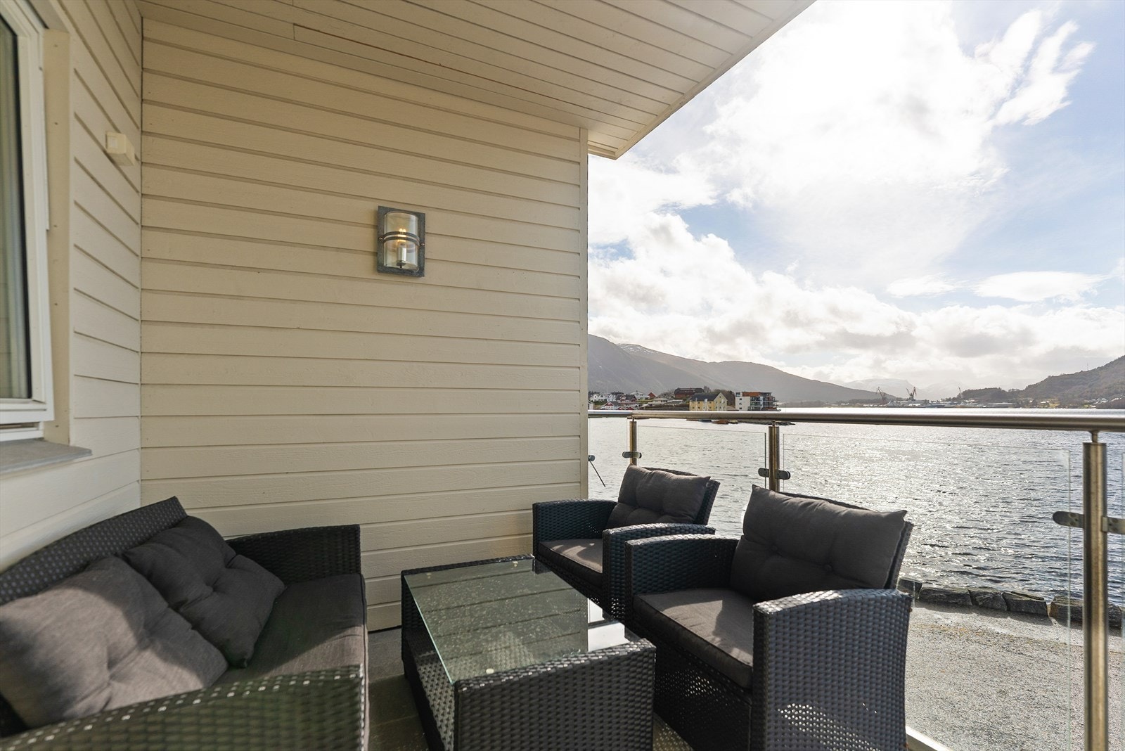 Her sit du skjerma, samtidig som du har flott utsikt utover fjorden Galleribilde