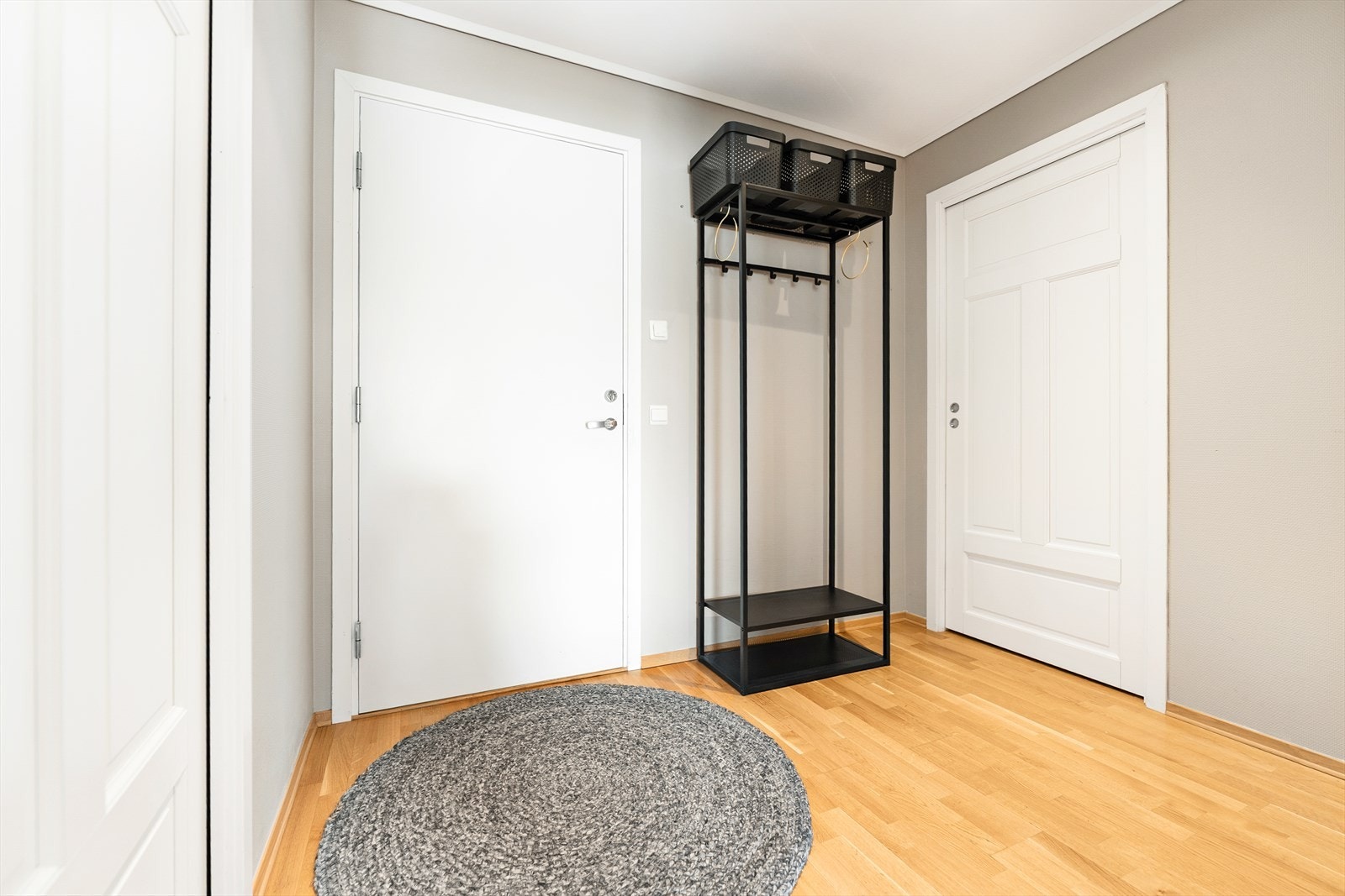 Velkomen inn. Skyvedør til vaskerom mot høgre Galleribilde