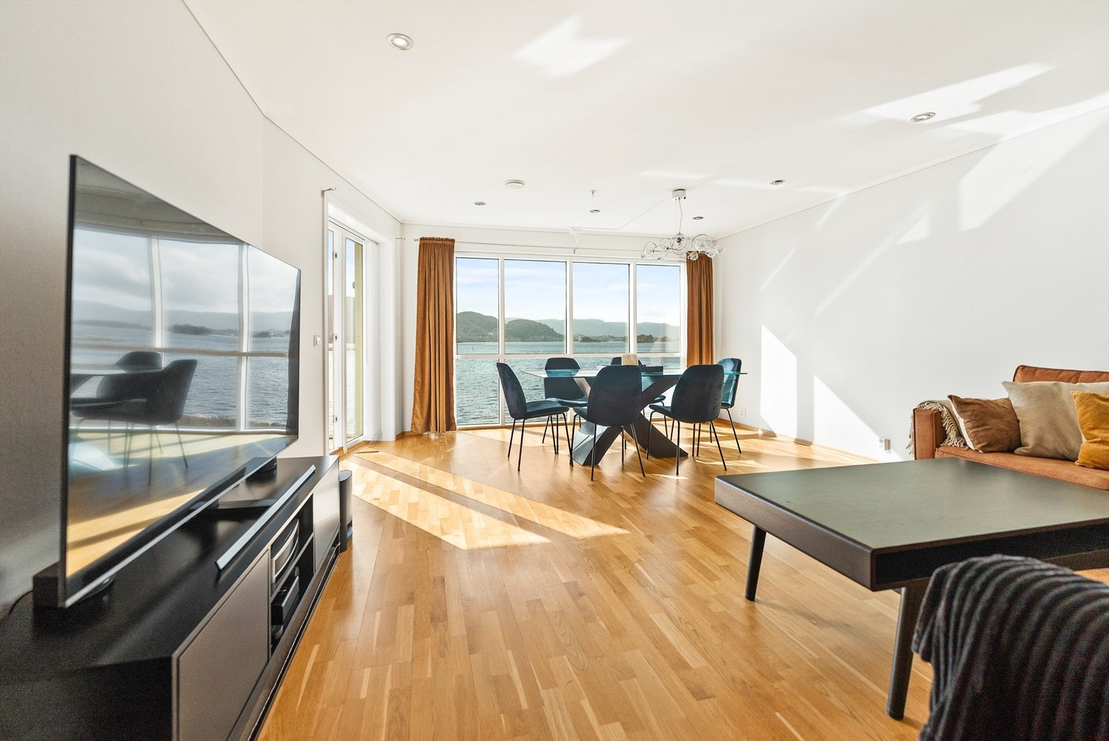 Store vindusflater gir mykje naturlig lys inn i leiligheita Galleribilde