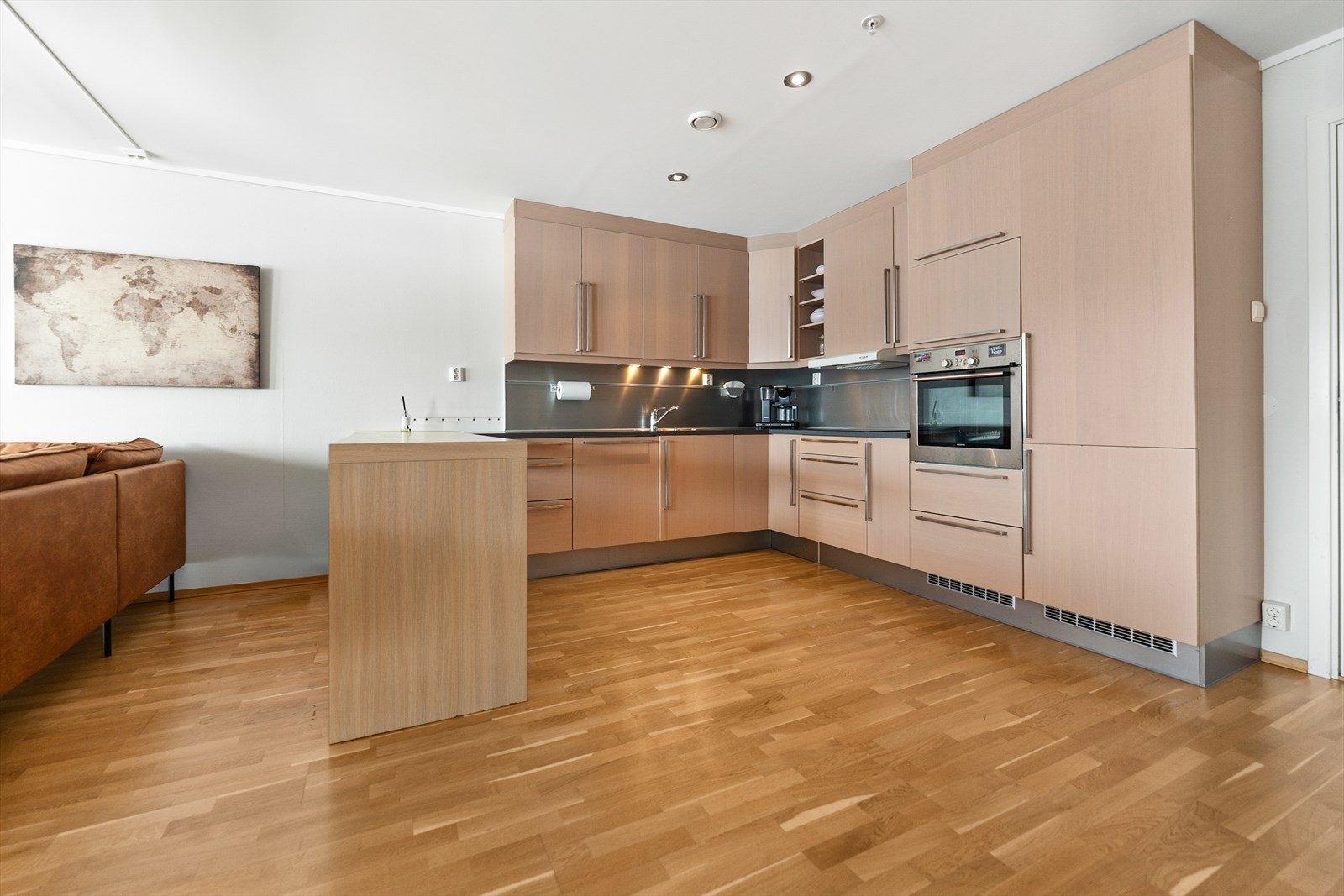 Velholdt kjøkkeninnreiing med integrerte kvitevarer som frysar, kjøleskap, komfyr, koketopp og oppvaskmaskin Galleribilde