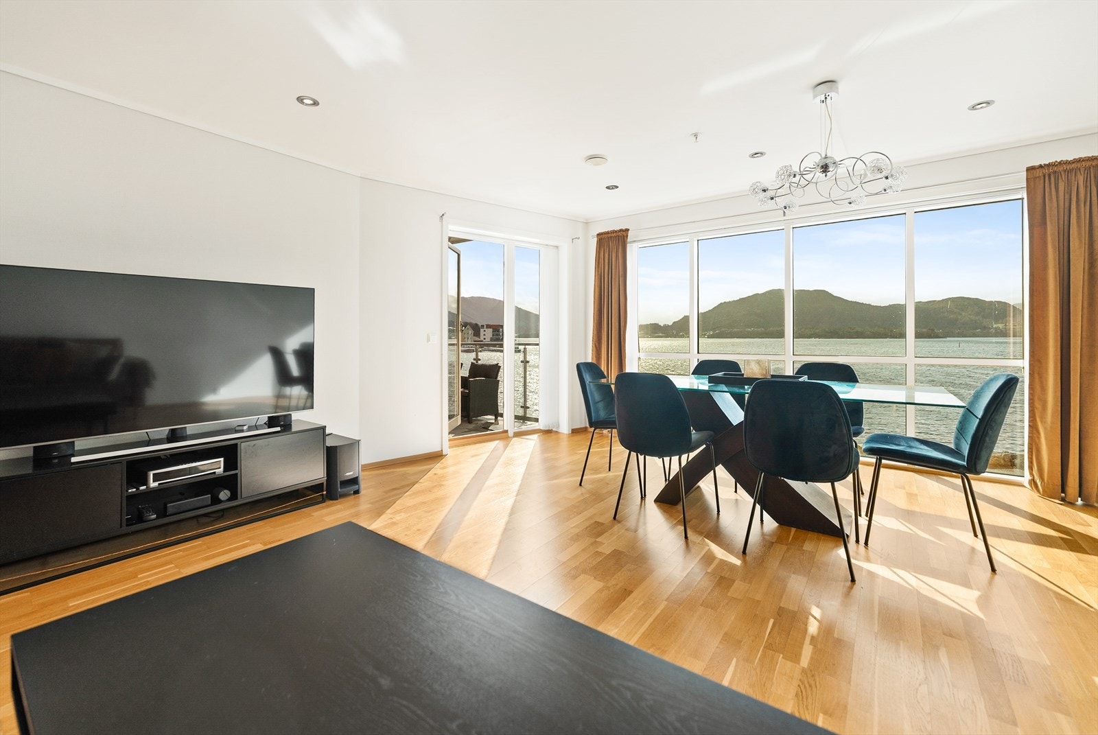 Del av stue med utgang til veranda Galleribilde