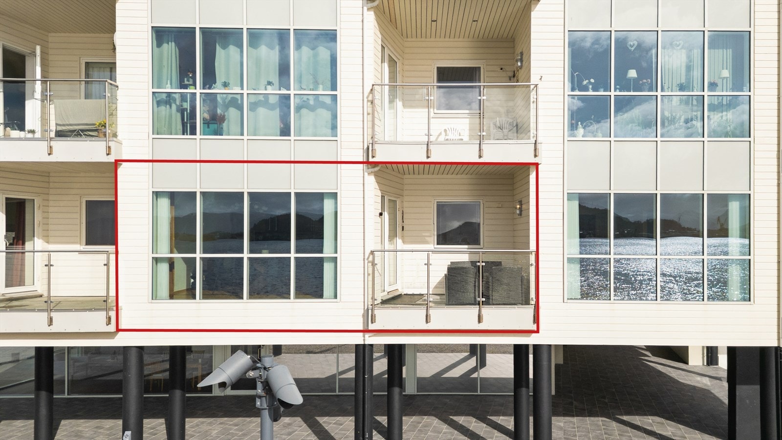 Fasade i front. Leiligheit merka med raudt Galleribilde