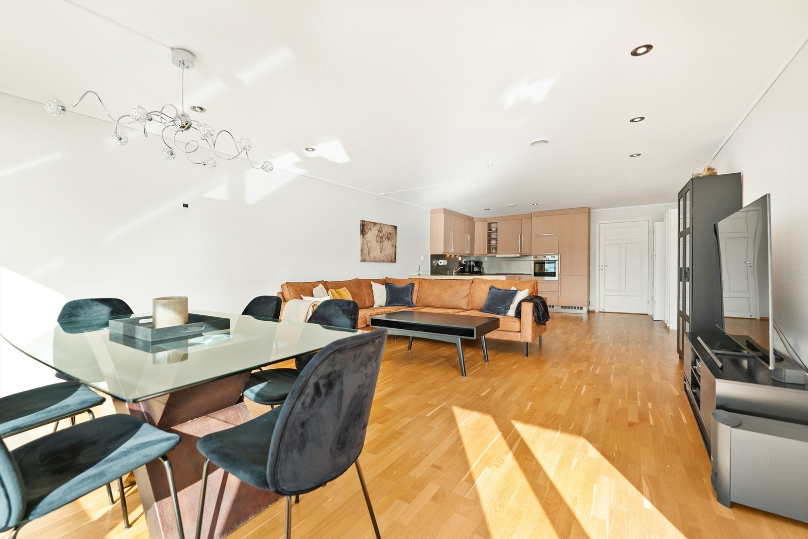 Lys og open stue. Dør til gang i bakgrunnen Galleribilde