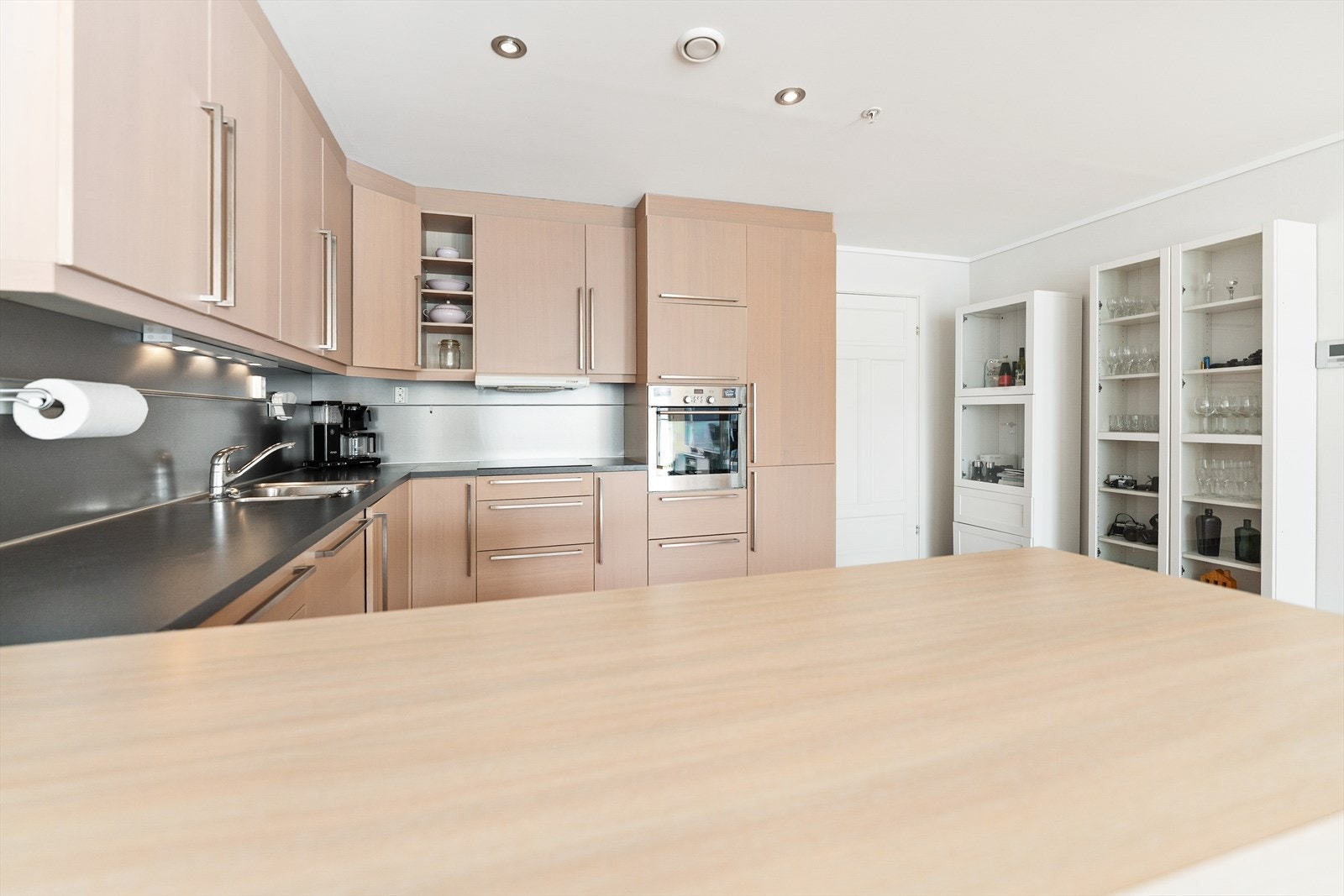 Masse benkeplass på kjøkkenet Galleribilde