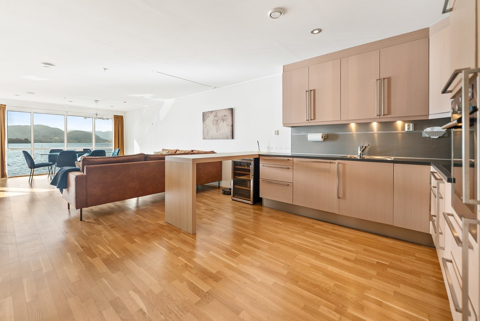 Opa løysing mellom kjøkken og stue Galleribilde