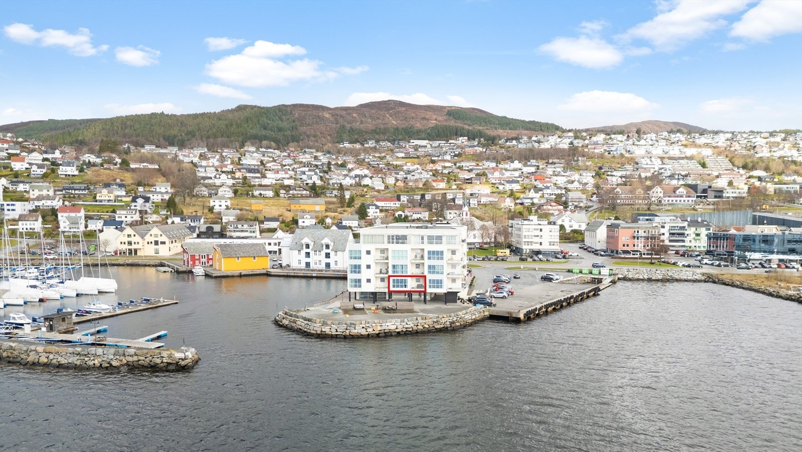 Bygget ligg fint til på Geileneset Galleribilde