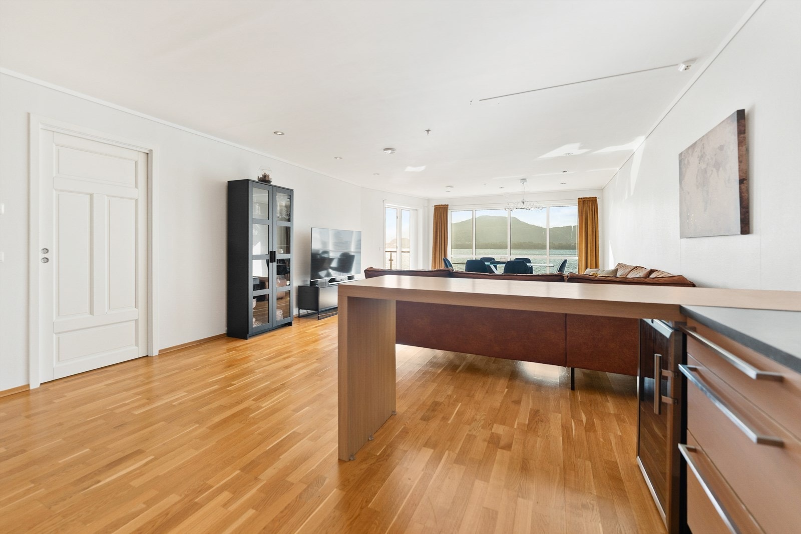 Kjøkken mot stue. Skyvedør inn til garderoberom, soverom og baderom Galleribilde