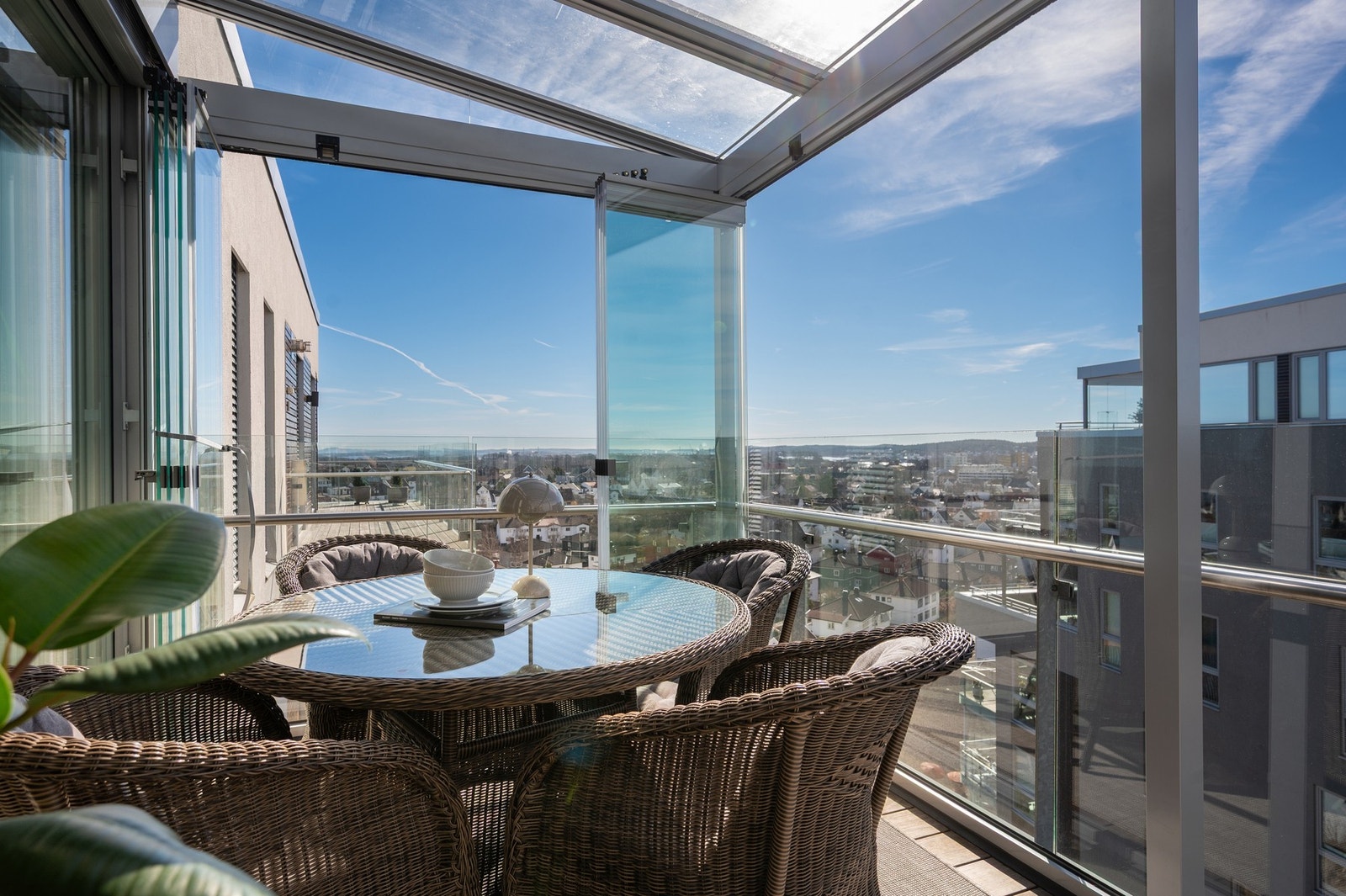 Her har du storslagen utsikt over byen, Fredrikstadbroen, Hvaler-øyene og videre Sverige mot syd. Galleribilde