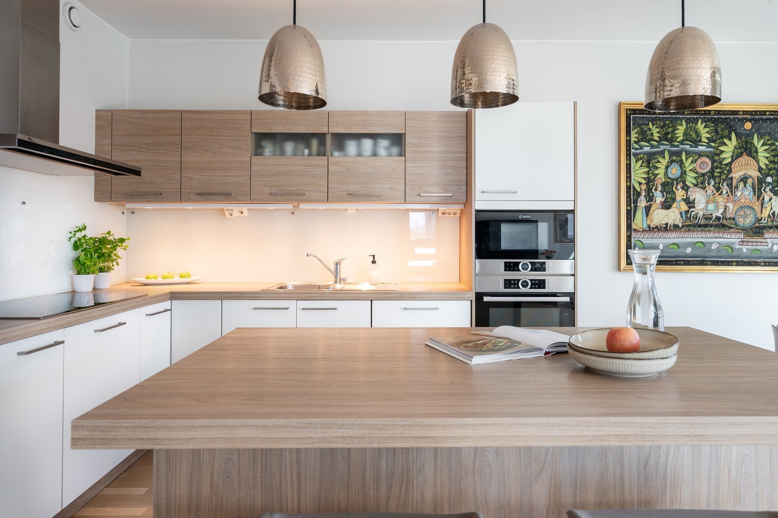 "Baren" som tilhører kjøkkenets øy binder kjøkkenet og stuen fint sammen. Det er strøm i øya. Galleribilde