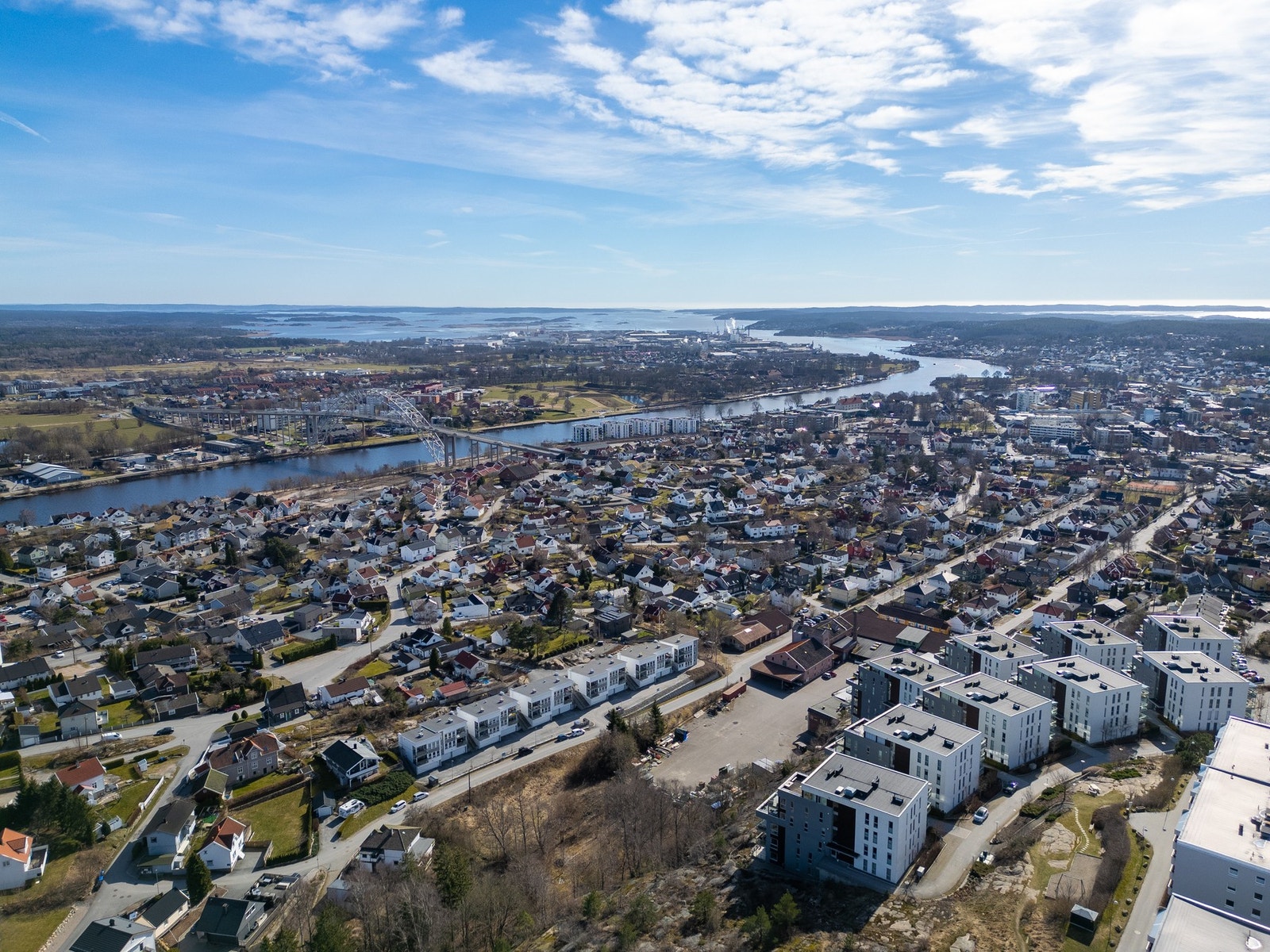 C. J. Kiønigs vei 5 er en del av leilighetskomplekset Bryggerifjellet som ligger på en fjellkam på nordsiden av Fredrikstad sentrum. Galleribilde